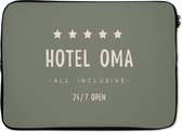 Laptophoes 13 inch - Hotel oma all inclusive 24/7 open - Quotes - Oma - Spreuken - Laptop sleeve - Binnenmaat 32x22,5 cm - Zwarte achterkant