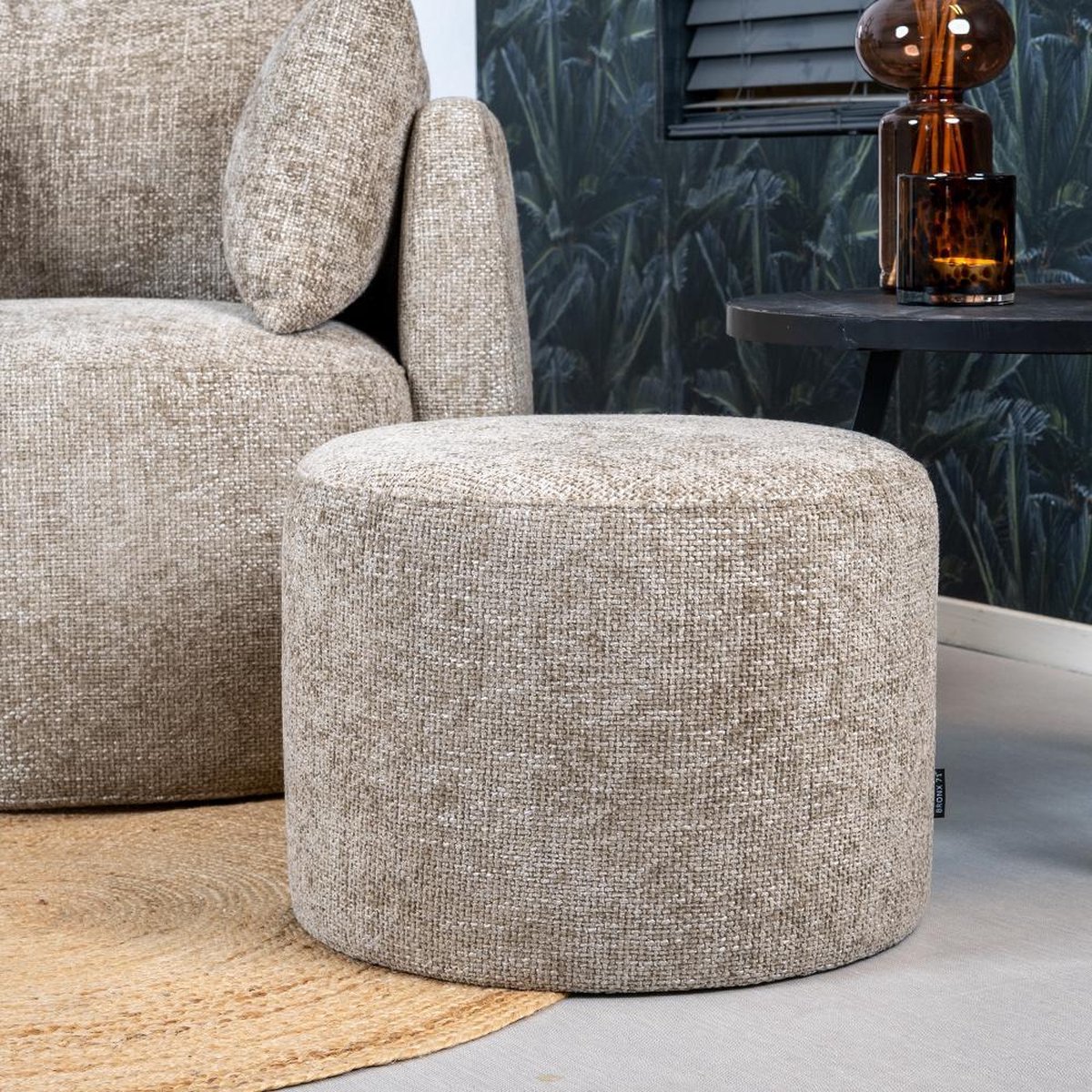 Poef Chenille Stof Feline Taupe Poef Rond Hocker Zwart Poef Taupe Poef Chenille Stof Feline Taupe Poef Rond Hocker Zwart Poef Taupe