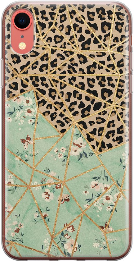Coque de téléphone avec imprimé léopard et floral vert, ornée de lignes géométriques dorées.