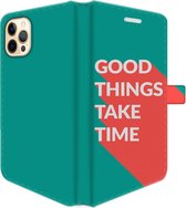 Apple iPhone 12 Pro Telefoonhoesje - Portemonneehoesje  - Met pasjeshouder - Met Quote - Good Things - Donkergroen