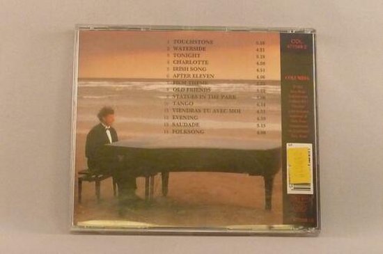 CD hoes met een man in smoking die aan een piano zit op het strand. De achterkant toont de tracklist.