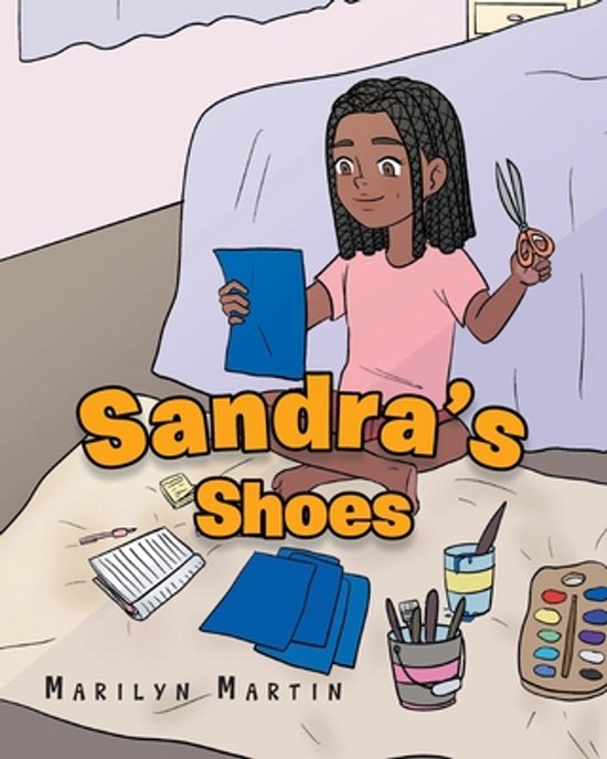 Een meisje met gevlochten haar, Sandra's Schoenen, houdt een blauw vel papier en een schaar vast. Naast haar liggen knutselspullen.