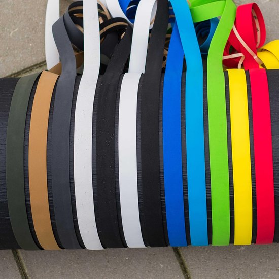 Stukken stuurlint in diverse kleuren: groen, bruin, grijs, wit, zwart, blauw, groen, geel, rood.