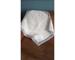 Handgemaakt 100 % wollen kleedje / plaid in ecru, grijs, beige grof gehaakt