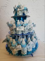48 blauwe papflesjes gevuld met snoephartjes op een etagiere als uitdeel bedankje of traktatie bij babyshower of geboorte voor een jongen
