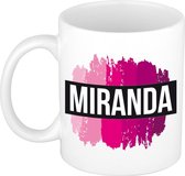 Miranda naam cadeau mok / beker met roze verfstrepen - Cadeau collega/ moederdag/ verjaardag of als persoonlijke mok werknemers