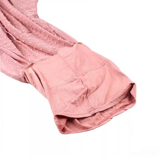 Close-up van het roze onderkapje van de hijab, met gestikte naden.