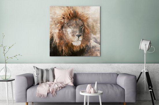 Canvas Schilderij Leeuw - Krant - Kleuren - 90x90 cm - Wanddecoratie