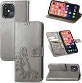 Voor iPhone 13 Pro Klavertje Vier Sluiting Reliëf Gesp Mobiele Telefoon Bescherming Lederen Case met Lanyard & Card Slot & Portemonnee & Beugel Functie (Grijs)