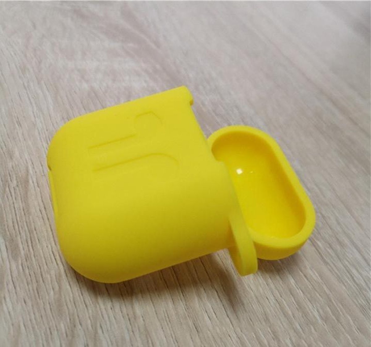 Silicone case geschikt voor Apple Airpods 1&2 - met keychain - geel