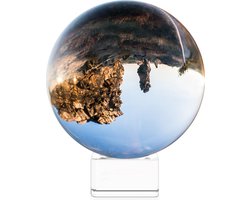 foto van Navaris glazen bol voor fotografie - Fotobol met standaard - Heldere kristallen bal met voet - Lensball Ø 100 mm