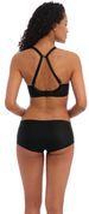 Achterkant van een model dat een zwarte beha met Racerback-bandjes en een short draagt.