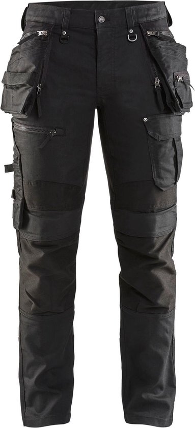 Zwarte werkbroek met veel zakken en ritsen, voorkant zichtbaar.