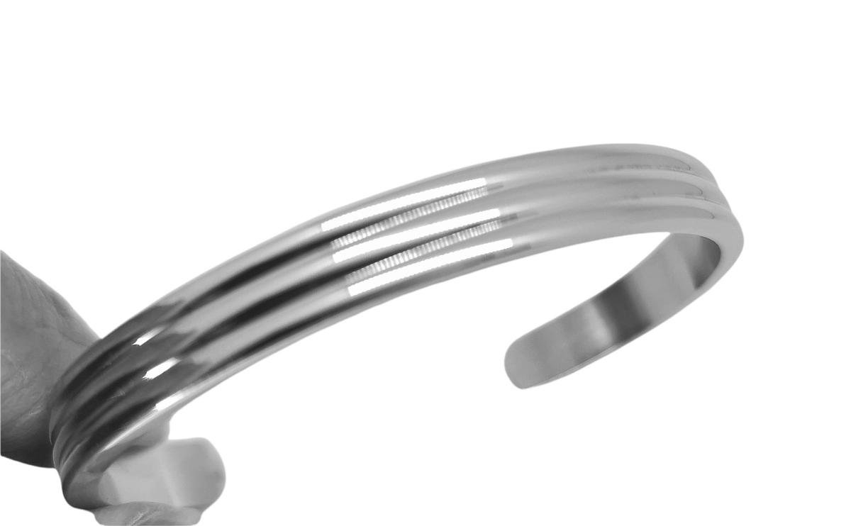 Stijlvolle open Armband met bewerkt met 3 streep– maat 18 tot 21 cm - Zilverkleur - Gepolijst Stainless Steel – zowel voor dames en heren