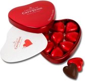 9 hartjes van melkchocolade met krokante hazelnootpraliné - Café Tasse - 115 gr - Metalen doosje in de vorm van een hart met opschrift "Ouvre ton coeur"