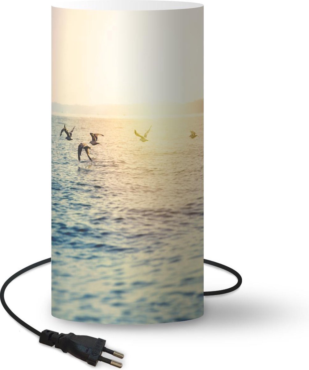 Lamp - Nachtlampje - Tafellamp slaapkamer - Zee - Meeuw - Zon - 33 cm hoog - Ø15.9 cm - Inclusief LED lamp