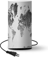 Lamp Wereldkaart van ruw hout met een windroos op een rozige achtergrond - zwart wit - 54 cm hoog - Ø25 cm - Inclusief LED lamp