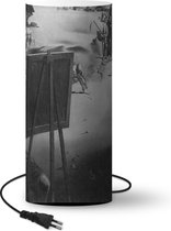 Lamp Impressies van Afrika - schilderij van Salvador Dalí - zwart wit - 70 cm hoog - Ø30 cm - Inclusief LED lamp