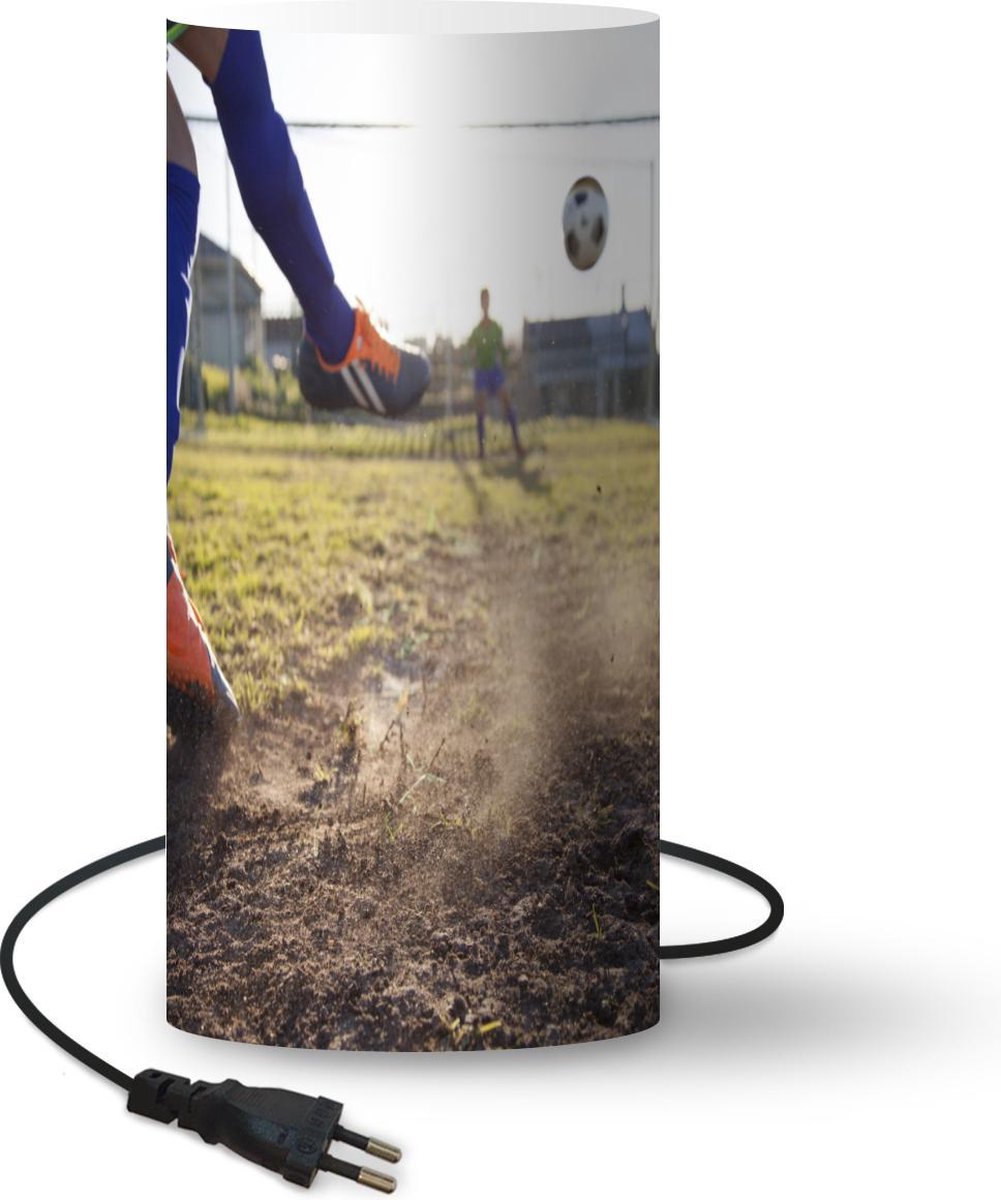Lamp - Nachtlampje - Tafellamp slaapkamer - Jongen schiet op doel - 54 cm hoog - Ø24.8 cm - Inclusief LED lamp