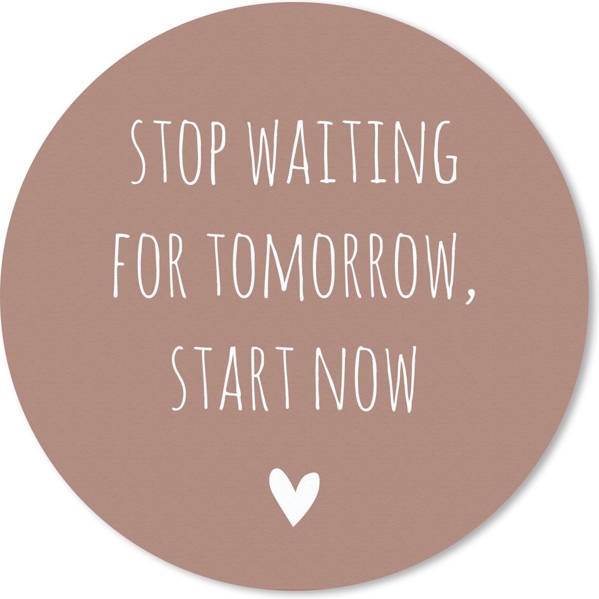 Muismat rond 50x50 cm - Mousepad Engelse quote "Stop waiting for tomorrow, start now" met een hartje tegen een bruine achtergrond - Ronde muismatten