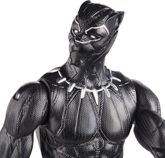 Close-up van een Black Panther-actiefiguur met gedetailleerd zwart masker en zilveren ketting.