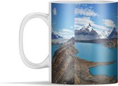 Mok - Uitzicht op een grote valleigletsjer met op de voorgrond een helderblauw meer - 350 ml - Beker