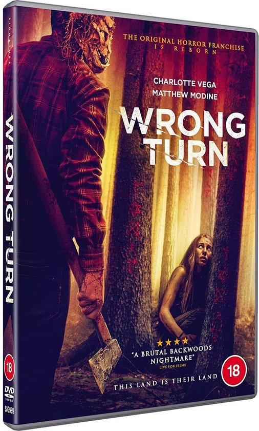 Een moordenaar met een bijl in een bos kijkt naar een vrouw die zich verstopt. De DVD-hoes heeft de titel 'WRONG TURN' en een 18+ classificatie.