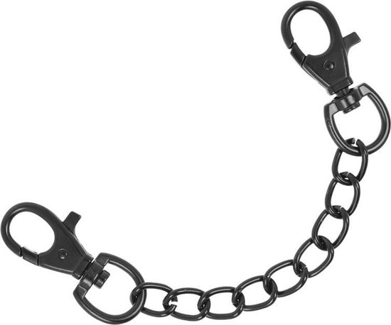 Zwarte metalen ketting met twee karabijnhaken.