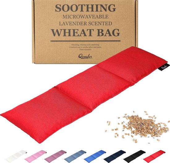 Een rode, magnetronbare pittenzak met graan en lavendel, naast de verpakking en gekleurde opties.