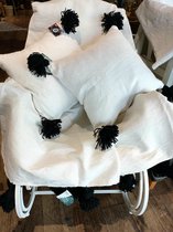 Hand geweven Pompom deken wit met zwarte Pompoms