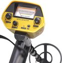 Gele metaaldetector met bedieningspaneel, wijzerplaat en knoppen: 'ALL METAL', 'VOLUME', 'LOW BAT', 'EAR', 'SENS', 'POWER OFF'.