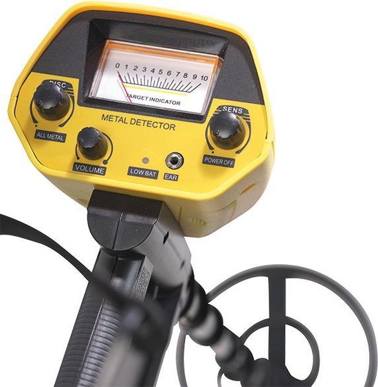Gele metaaldetector met bedieningspaneel, wijzerplaat en knoppen: 'ALL METAL', 'VOLUME', 'LOW BAT', 'EAR', 'SENS', 'POWER OFF'.