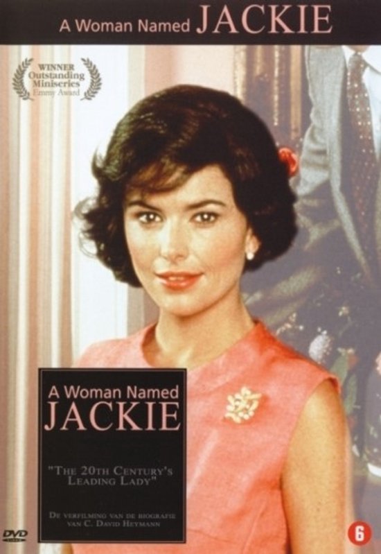 Vrouw met korte donkere krullen en oranje jurk, draagt een broche. "A Woman Named JACKIE".
