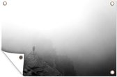 Tuinposter - Tuindoek - Tuinposters buiten - Een reiziger in de mist - zwart wit - 120x80 cm - Tuin