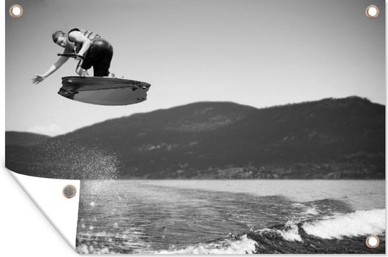 Foto: Tuinposter tuindoek tuinposters buiten een sportieve man probeert een trucje op zijn wakeboard zwart wit 120x80 cm tuin