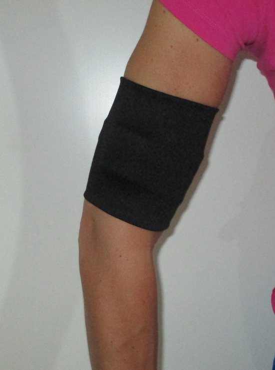 Donkergrijze effen lycra armband gedragen om een arm, die de bovenarm bedekt.
