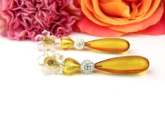 oorringen in geel goud gezet met bergkristal bloem, venetiaans glas en amber druppel