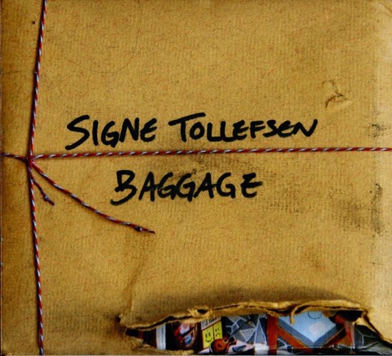 'Signe Tollefsen Baggage' geschreven op bruine verpakking met rood-wit touw. Een scheur in de onderkant toont een kleurrijk beeld.