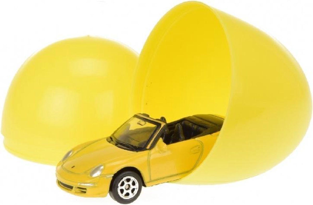 Afbeelding van product toitoys  auto in verrassingsei 6 cm geel