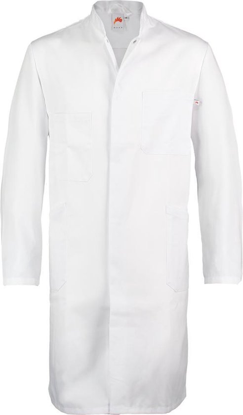 Witte doktersjas met lange mouwen, op de voorkant met een kraag, knoopsluiting, twee borstzakken en twee zakken aan de onderkant.
