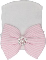 Pasgeboren babymutsje in het wit met roze en wit strikje en steentjes