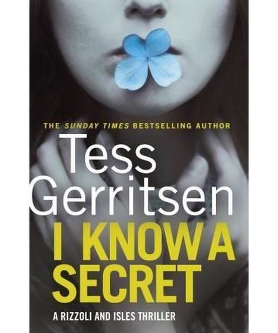 Boekomslag van 'I Know a Secret' door Tess Gerritsen, met een close-up van een mond met een blauwe bloem