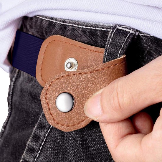 Close-up van een hand die een donkerblauwe elastische riem met bruine kunstleren gespen aan een spijkerbroek bevestigt.
