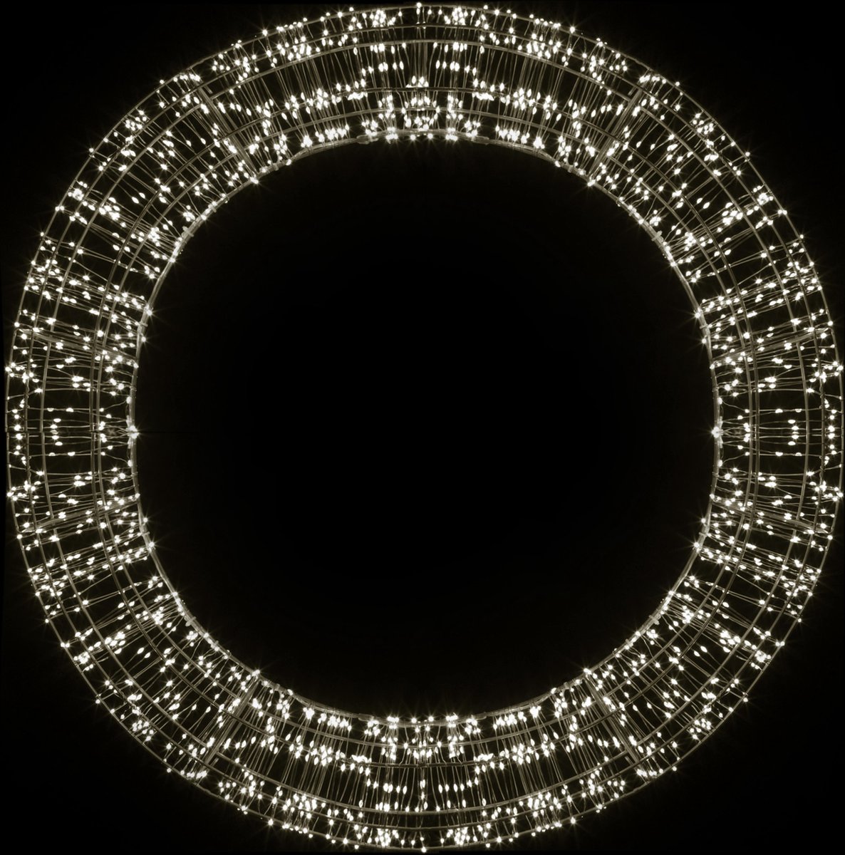 Christmas United - Lichtkrans - Zwart frame/Zwart snoer - 2000 LED - 75 cm diameter - Warm witte LED lampjes