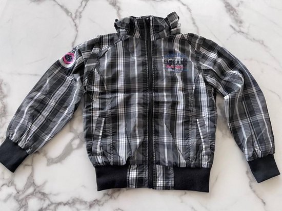 Jongens Jas 100% Polyester, Voering is 100% Katoen | Jack met capuchon in de kleur donkergrijs/zwart geblokt | Regenjas kinderen, verkrijgbaar in de maten 92/2 t/m 164/14