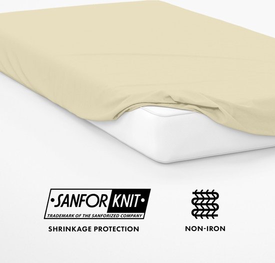 Crème hoeslaken op een matras, met de tekst SANFOR KNIT Shrinkage Protection Non-Iron.
