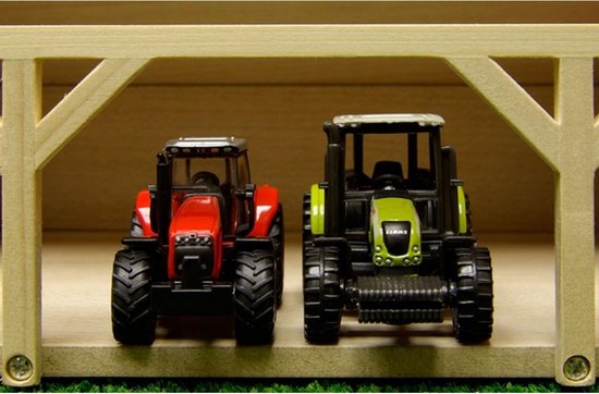 Houten landbouwloods met een rode en groene tractor.