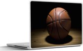 Laptop sticker - 10.1 inch - Een basketbal in de spotlights in een zaal - 25x18cm - Laptopstickers - Laptop skin - Cover