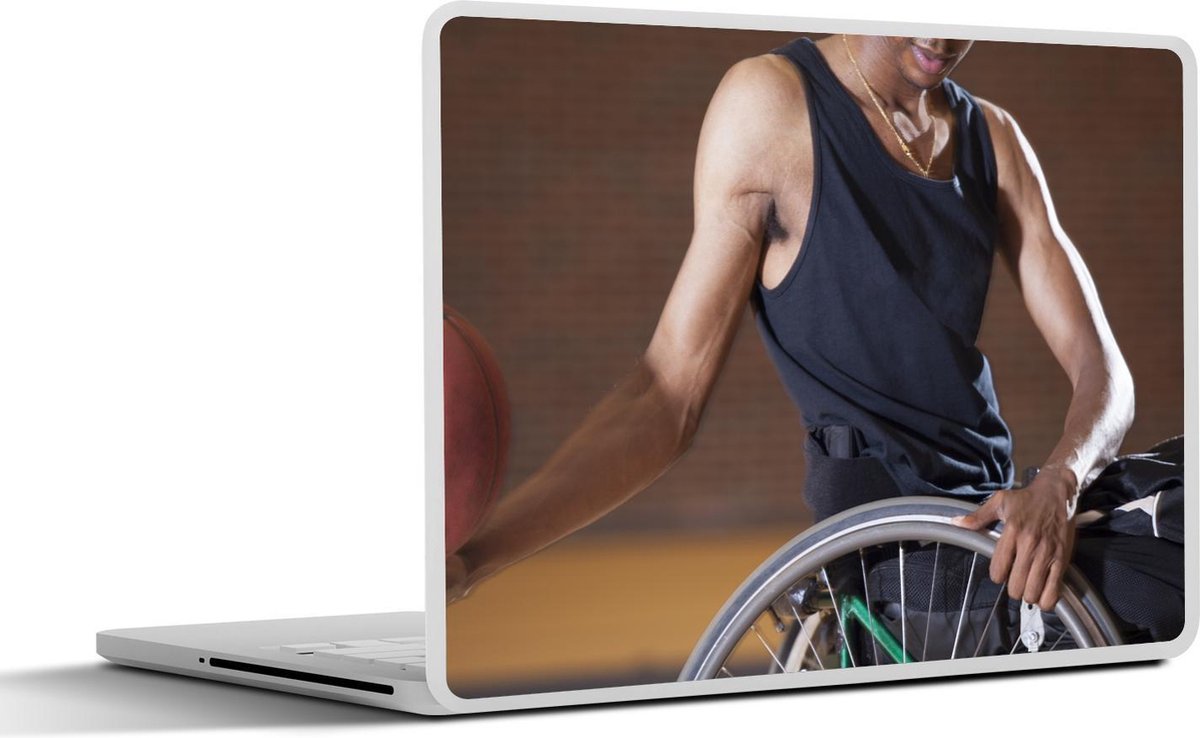 Afbeelding van product SleevesAndCases  Laptop sticker - 10.1 inch - Een rolstoelbasketballer tilt met zijn gespierde arm de bal op