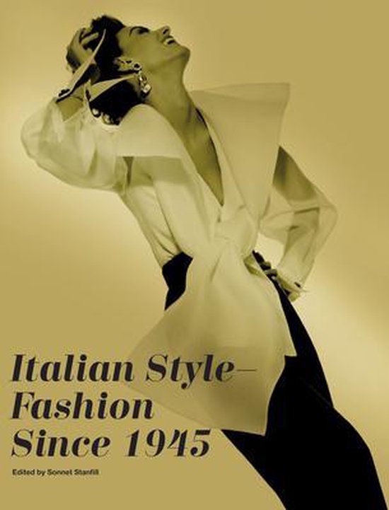 Model in een witte blouse met grote kraag en zwarte broek, met de tekst 'Italian Style - Fashion Since 1945'.